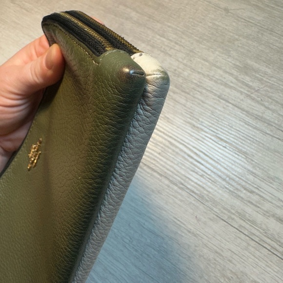 Coach Olive Leather Wristlet with Gold Accents 👑 - Picture 7 of 8